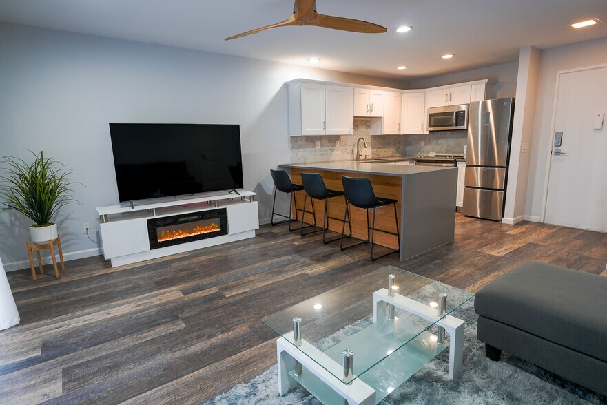 Living room - 77805 California Dr