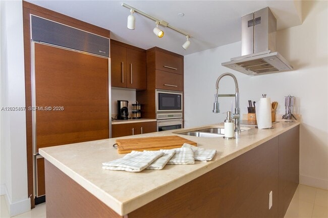 Building Photo - 485 Brickell Ave
