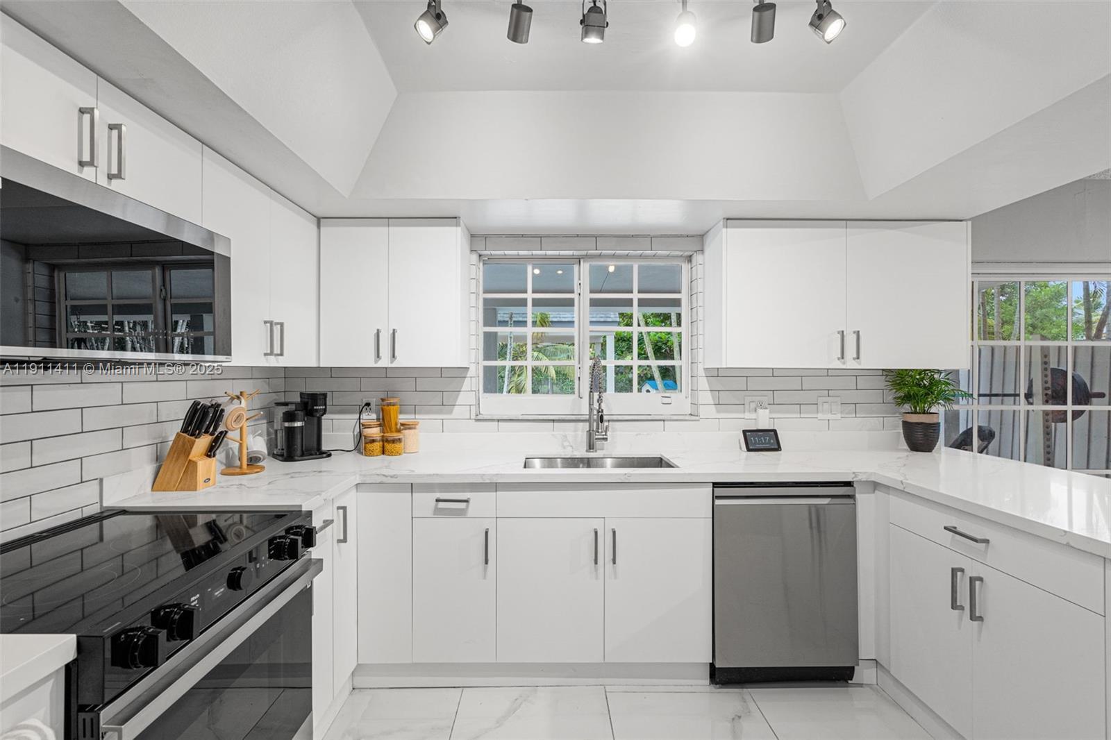 Building Photo - 8351 SW 39th Ct