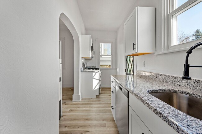 Building Photo - Stunning 3 bedroom home in Carrick available August 1!