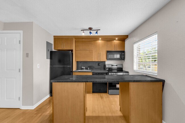 Building Photo - Renovated Condo in Downtown's coveted Dela...