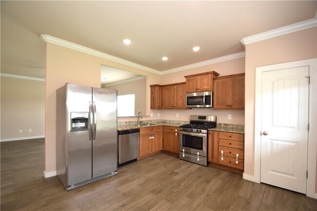 Building Photo - 463 Red Robin St