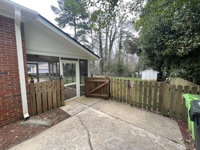 Building Photo - 717 Glen Eden Dr