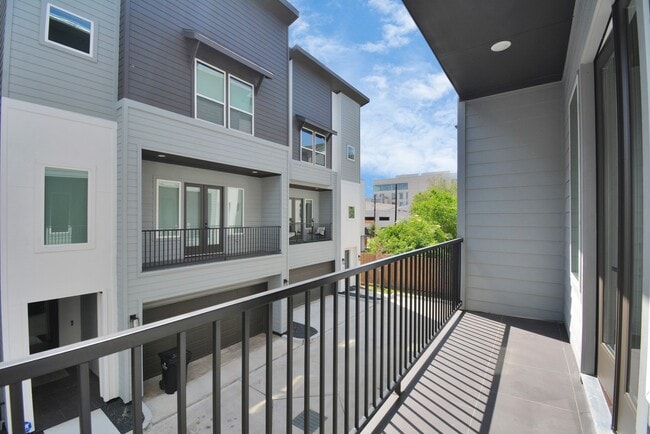 Building Photo - 3036 Live Oak St