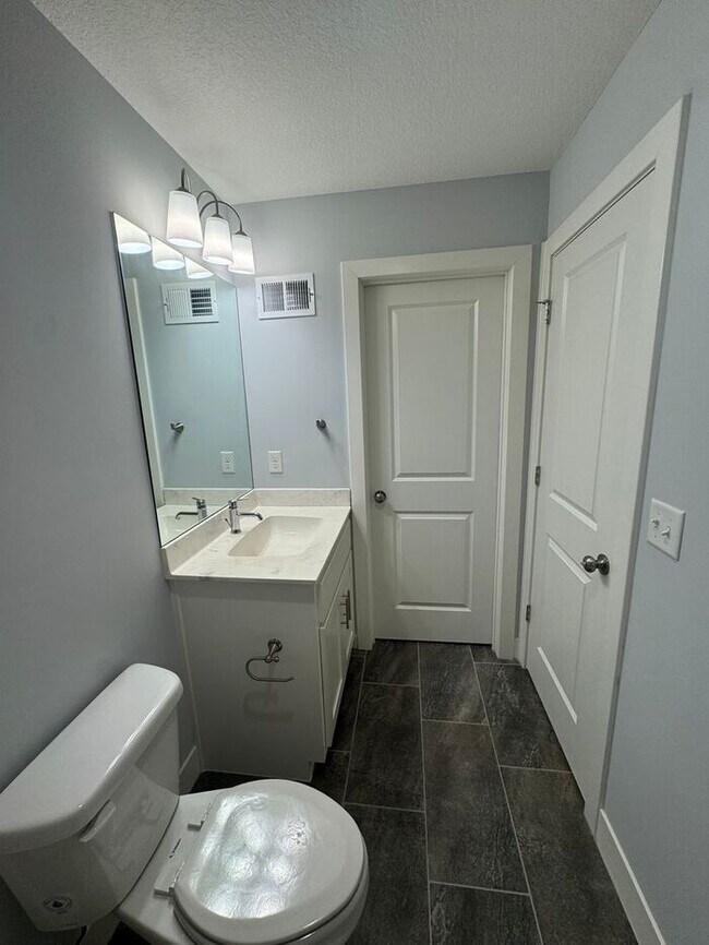 Building Photo - Luxury 5BR 4 BA Home w/ Pool and Clubhouse Access in GREAT location!