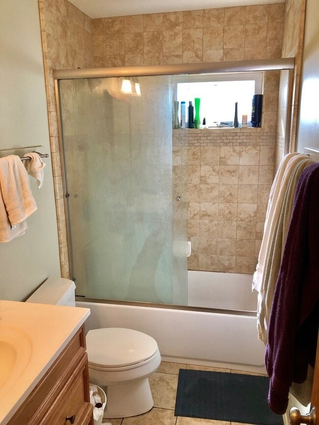 Building Photo - 4 Bedroom w/ POOL and Huge yard!