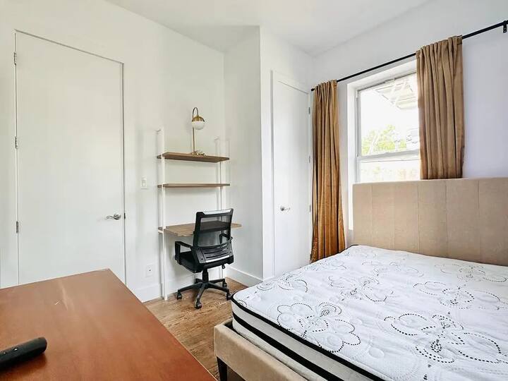 Building Photo - Furnished room/NOT APARTMENT