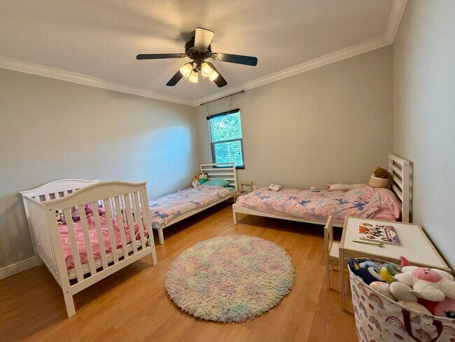Building Photo - Updated 3 Bed 2.5 Bath Townhouse - SoHo / Hyde Park Area