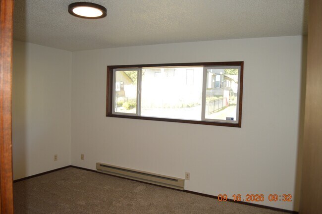 Building Photo - 665 SW Tichenor St