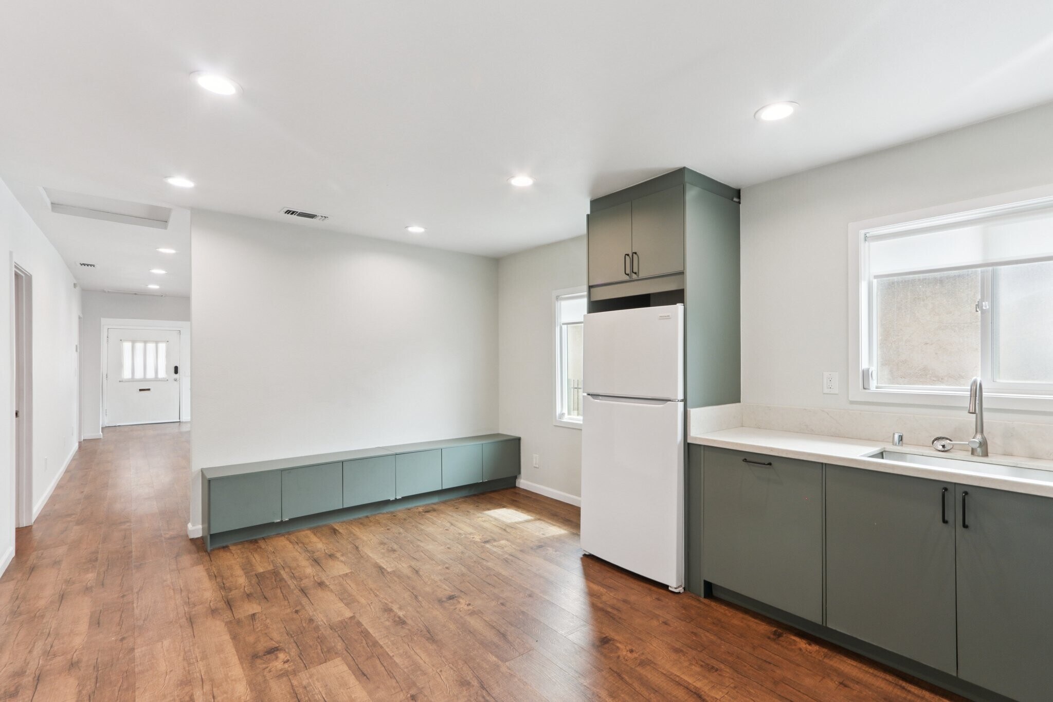 Building Photo - 218 W 87th St