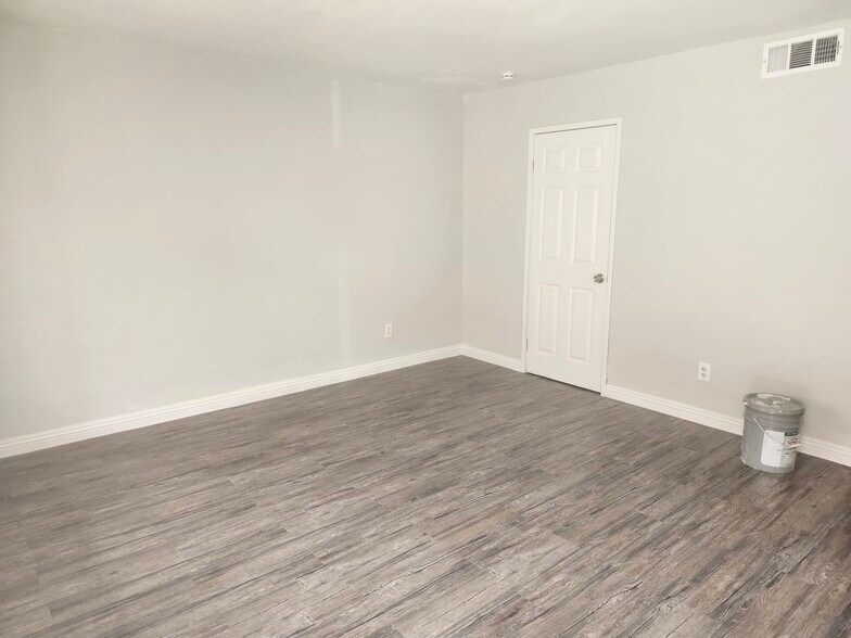 Building Photo - 3437 E Cheyenne Ave