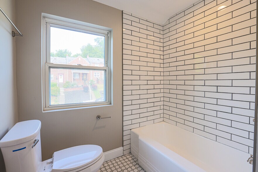 Upstairs Hall Bath - 3825 Rexmere Rd