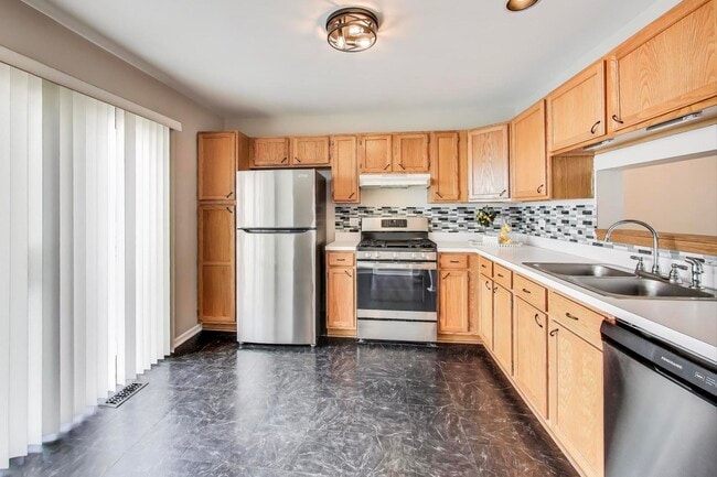 Building Photo - 985 Manchester Cir