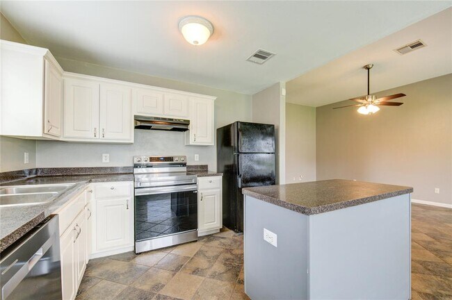 Building Photo - 6815 Dolan Bluff Ln