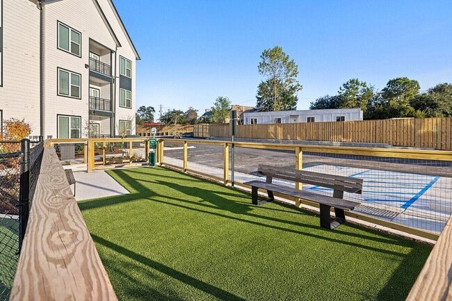 Building Photo - 3812 W Montague Ave