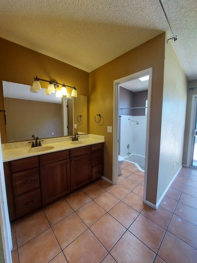 Building Photo - Spacious House