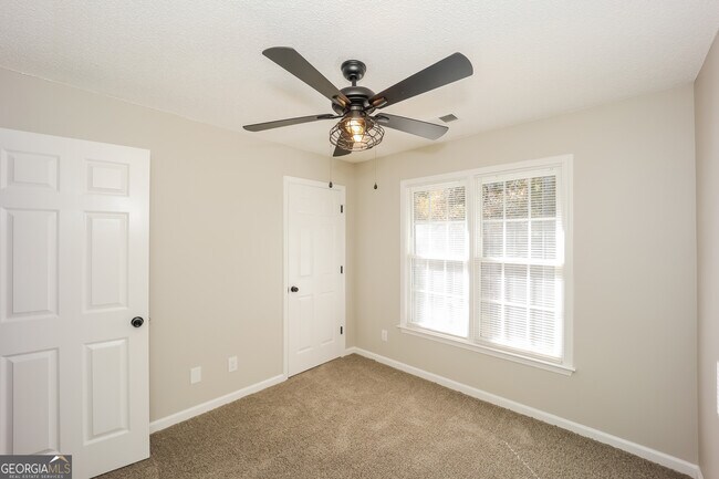 Building Photo - 105 Redspire Ln