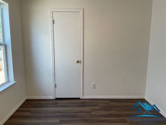 Building Photo - For Rent - 2 Bed/ 1.5 Bath