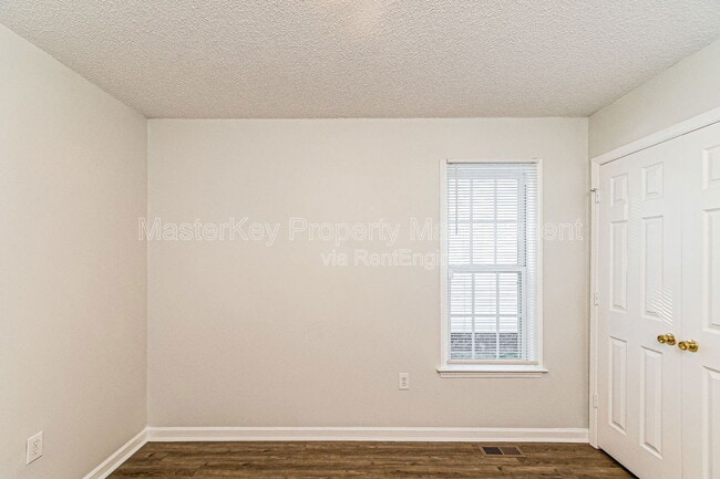 Building Photo - 112 Burt St