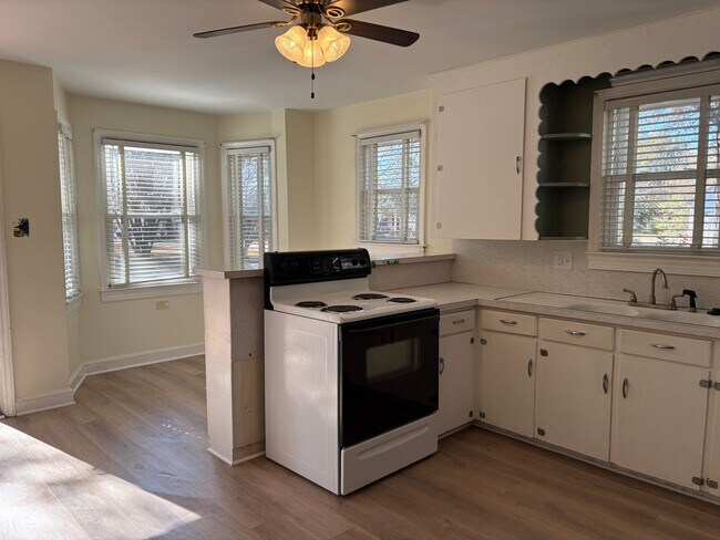 Building Photo - 3 Bedroom, 1.5 Bathroom House in Winston-S...