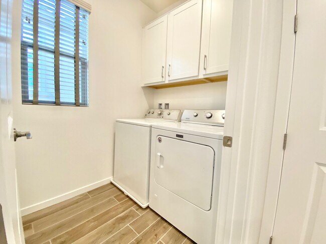 Building Photo - STUNNING LIKE NEW SINGLE-FAMILY HOME 3 BEDROOM / 2.5 BATHROOMS, WITH 2 CAR GARAGE!!