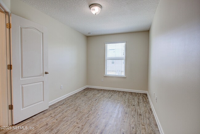 Building Photo - 417 Oasis Ln