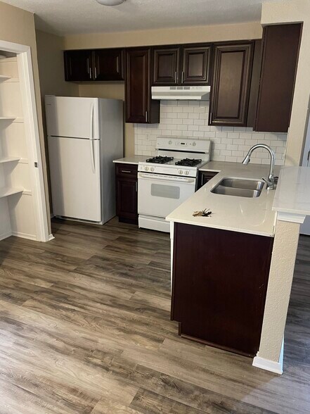 Building Photo - 501 Algerita Dr