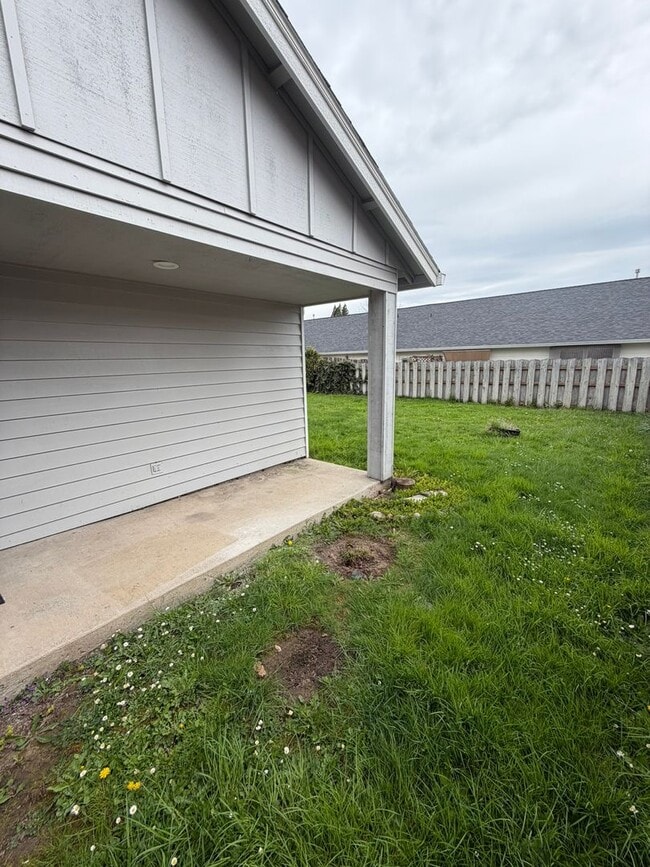 Building Photo - Large 2 Bedroom with Fenced Yard!