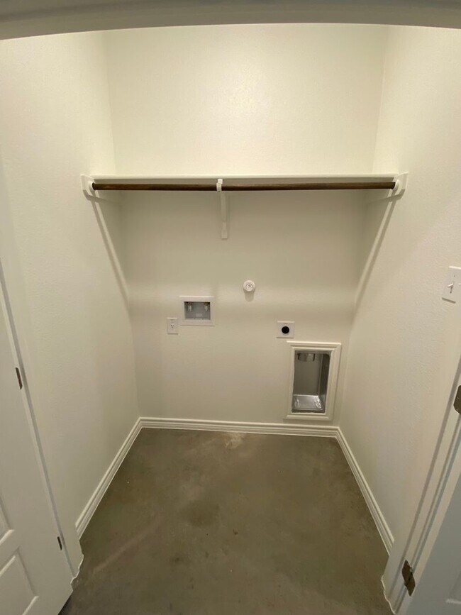 Building Photo - 648 Pacific Crest Trl