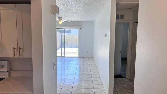 Building Photo - 2 Bedroom/1 Bath Townhome in Orlando!