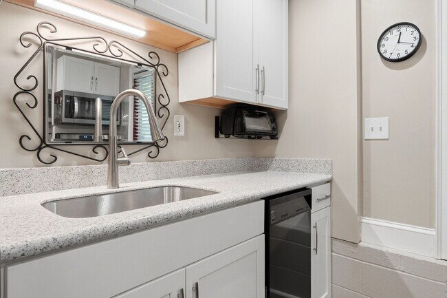 Building Photo - 826 Mentelle Dr NE