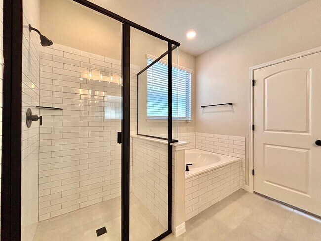 Building Photo - Spacious Modern 4/BR 3/BA Home with Stunning Features!