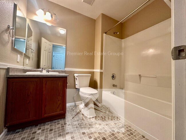 Building Photo - 7825 Sandy Spgs