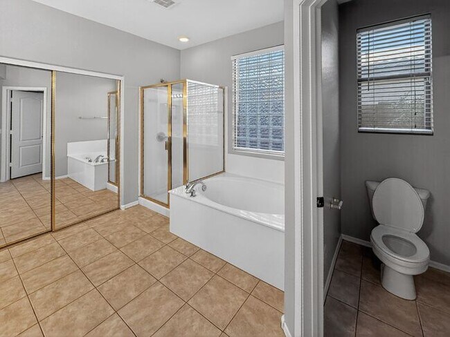 Building Photo - Charming 4 Bedrooms/ 3.5 Bath Home in Desirable Fox Crossing!!