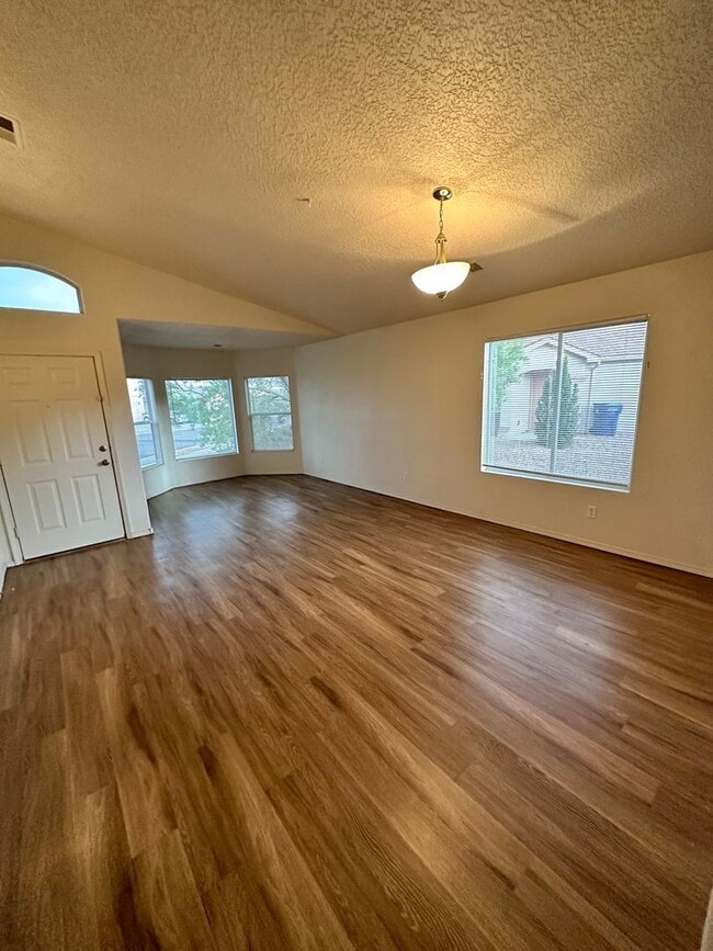 Building Photo - 4 bed 2 bath home in Huning Ranch