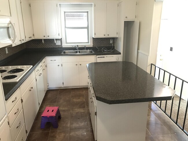 Building Photo - 205 W 34th St