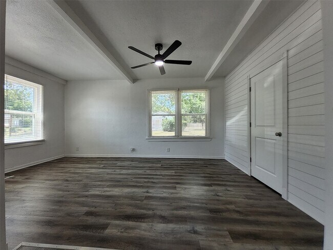 Building Photo - 558 Harrison Ln