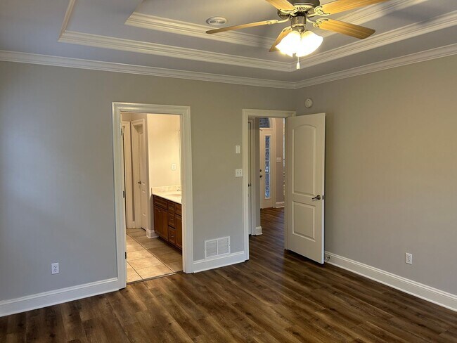 Building Photo - 3069 Roseleigh Dr