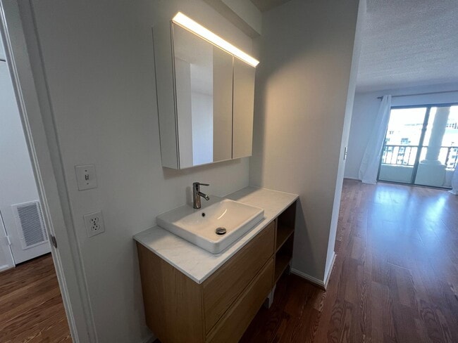 Building Photo - 1600 N Oak St