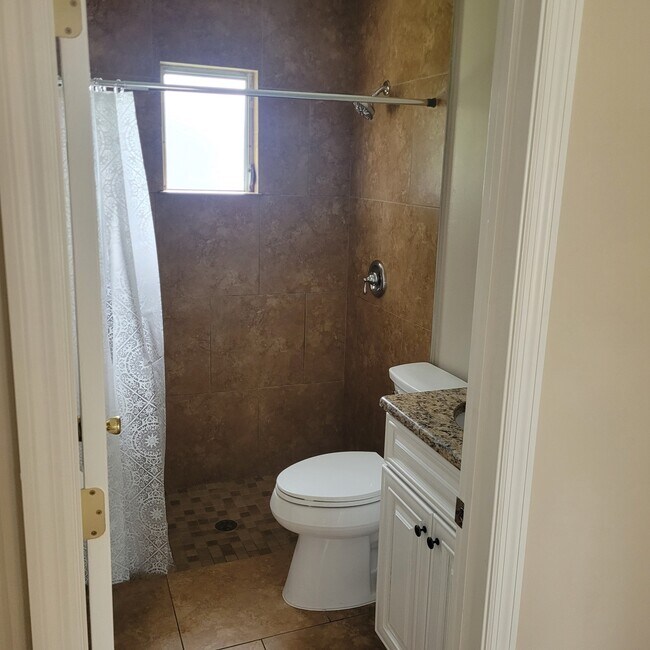 Building Photo - 1824 Beachwood Dr