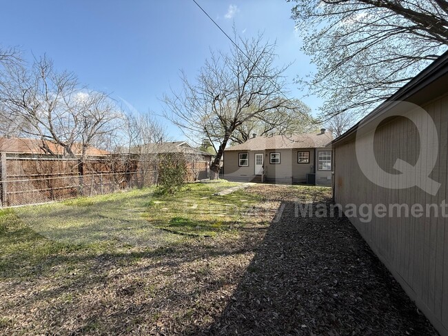 Building Photo - 1539 Yucca Dr