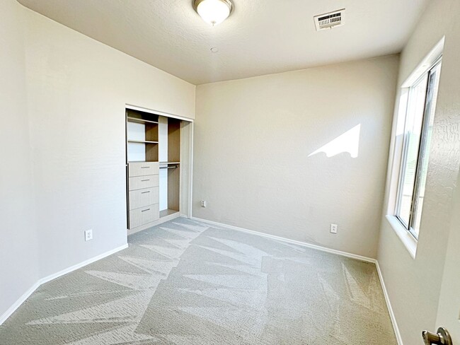 Building Photo - 3 BEDROOM 2 BATH 2 CAR GARAGE CONDO IN GAT...