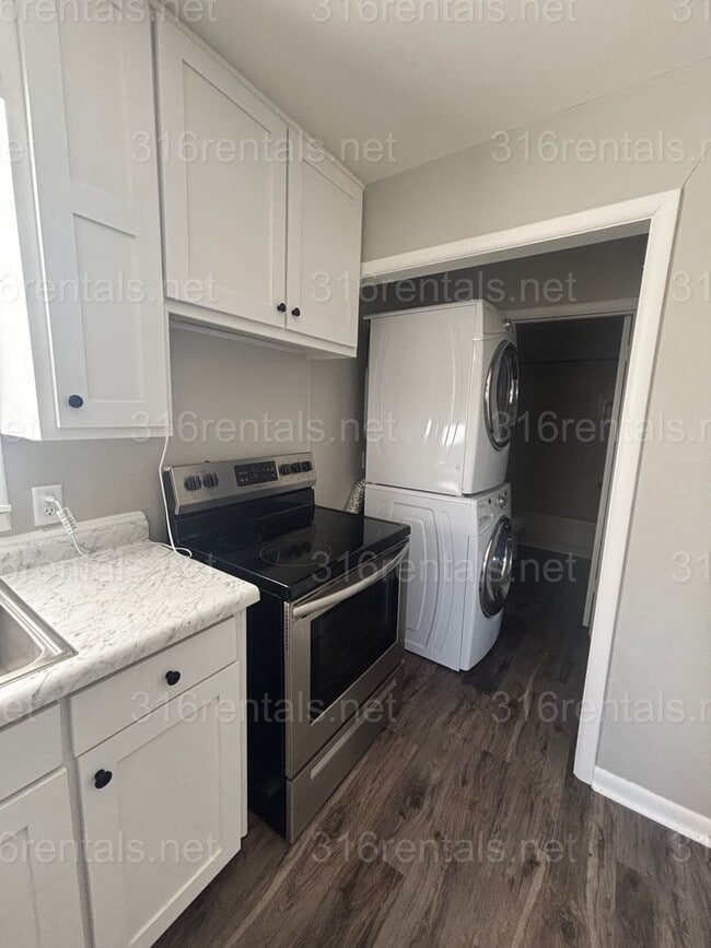 Building Photo - One bed one bath available now!