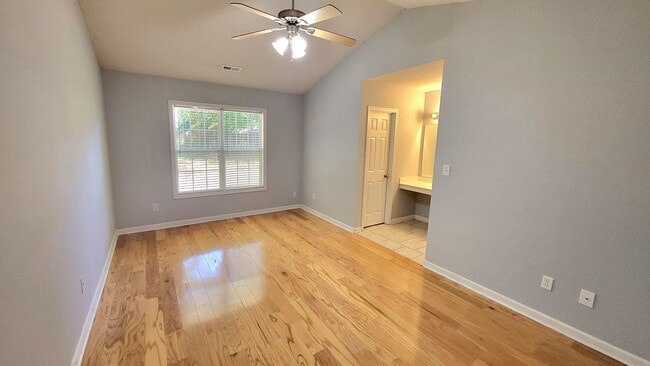 Building Photo - Welcome to this charming 3 bedroom, 2 bath...