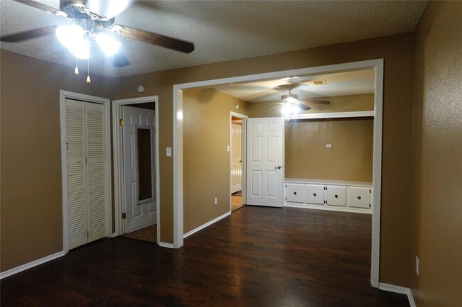 Building Photo - 6314 Sandy Oaks Dr