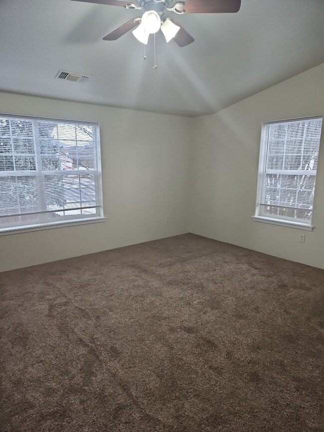 Building Photo - Available now! - 3 bed, 2 bath Townhouse i...