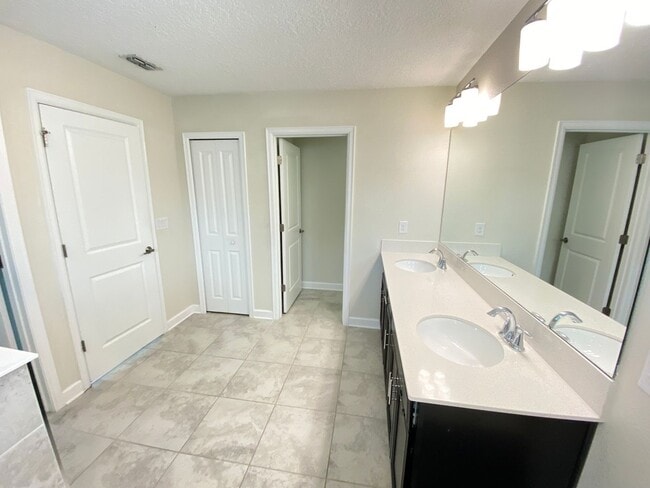 Building Photo - Spacious 4-Bedroom Home in Kissimmee – Ava...