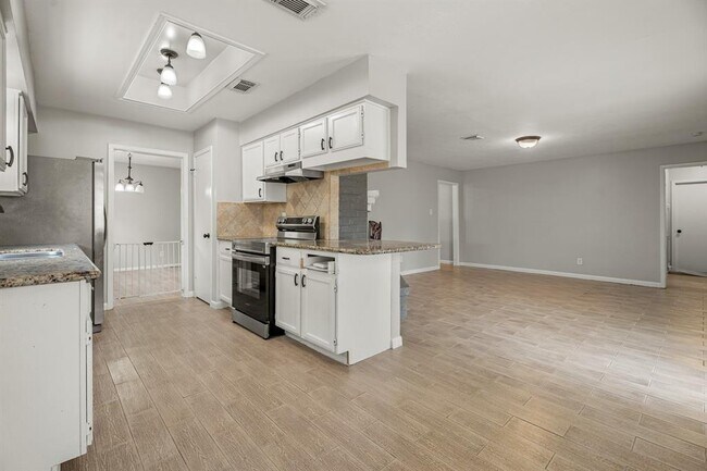 Building Photo - 16011 Hickory Knoll Dr