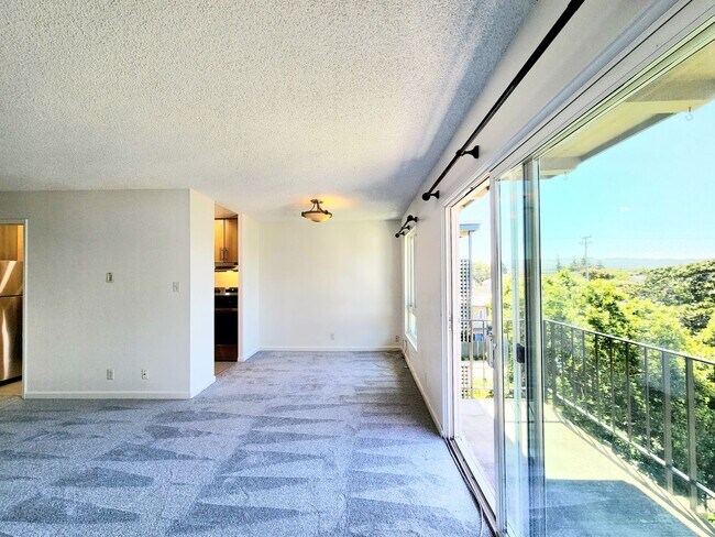 Building Photo - Top floor remodeled Woodlake unit