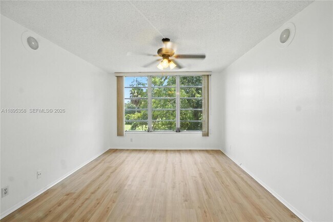 Building Photo - 3850 Oaks Clubhouse Dr